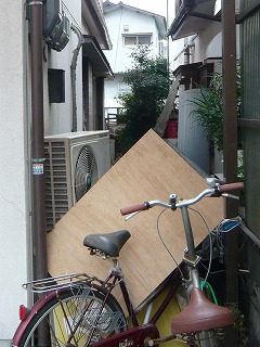 裏庭へはゴミのバリケード